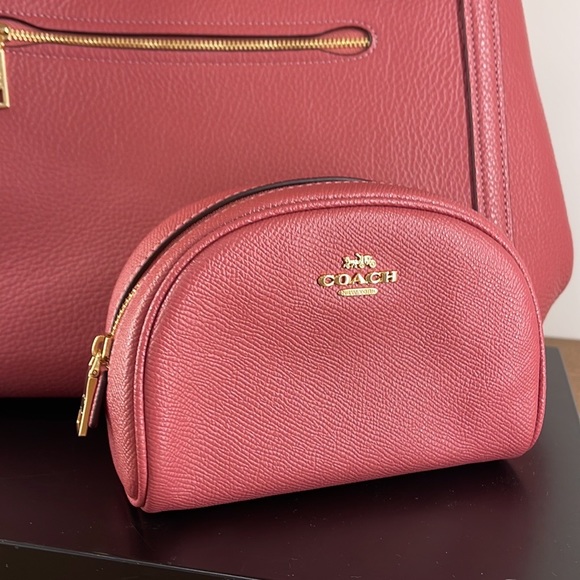 Coach Dome Cosmetic Case
Gold Rouge - Picture 15 of 16